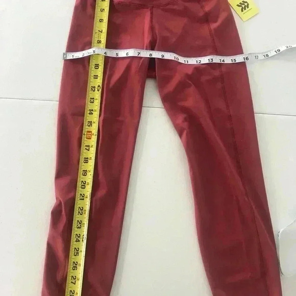 New! All in Motion-Mid-Rise Cranberry Red Capri Workout Leggings - Size XS - Picture 5 of 5